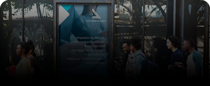 Imagem de banners e outdoors em uma rua movimentada, com pessoas passando e olhando.