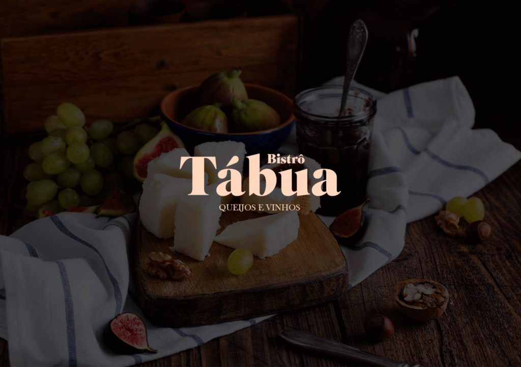 Logotipo tipográfico elegante aplicado sobre fotografia dark mood de tábua de queijos, figos e vinhos, evocando sofisticação.