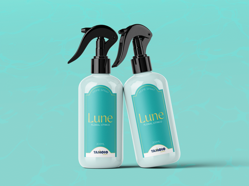 Mockup realista de dois frascos de spray brancos com rótulos em verde turquesa e dourado da marca "Lune".