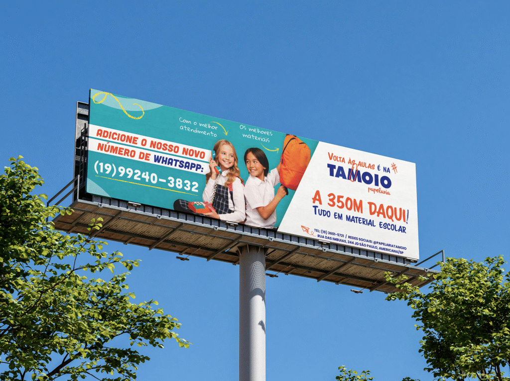 Mockup de outdoor de rua exibindo campanha "Volta às Aulas" com foto de crianças felizes e chamada para ação clara em fundo azul e branco.