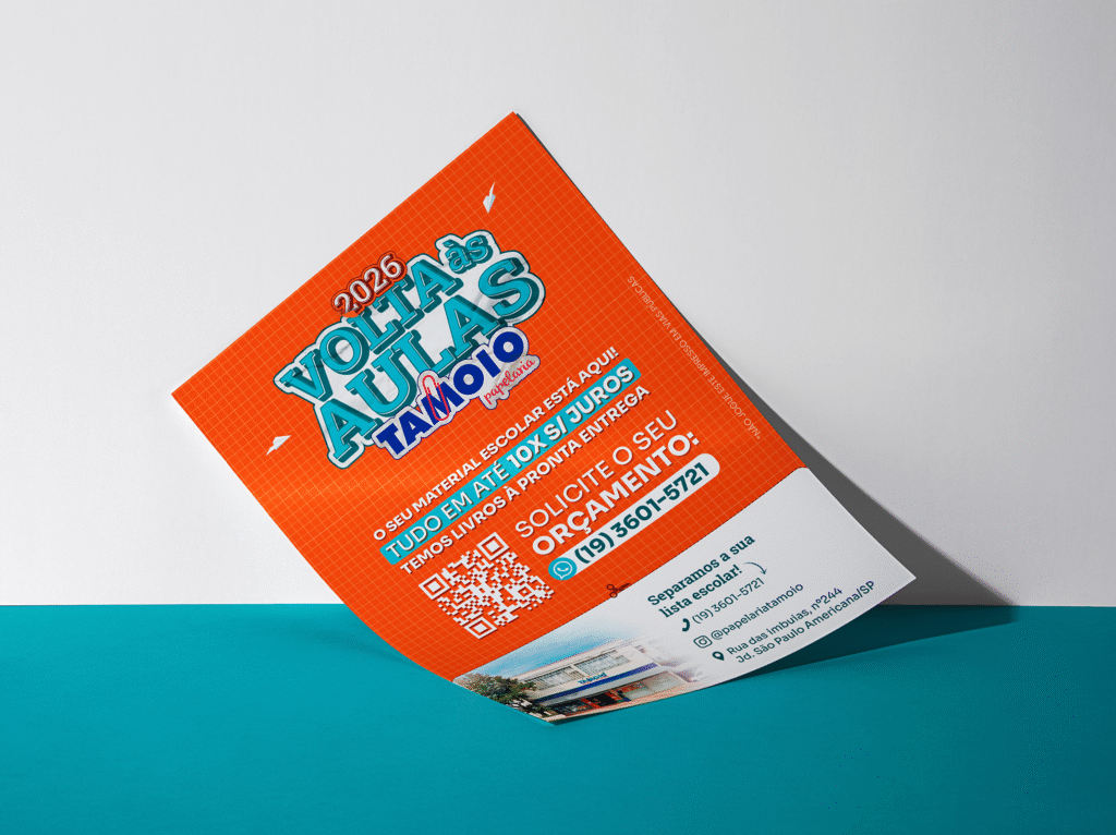 Panfleto vibrante na cor laranja com tipografia 3D "Volta às Aulas", contendo QR Code e informações de parcelamento sem juros.