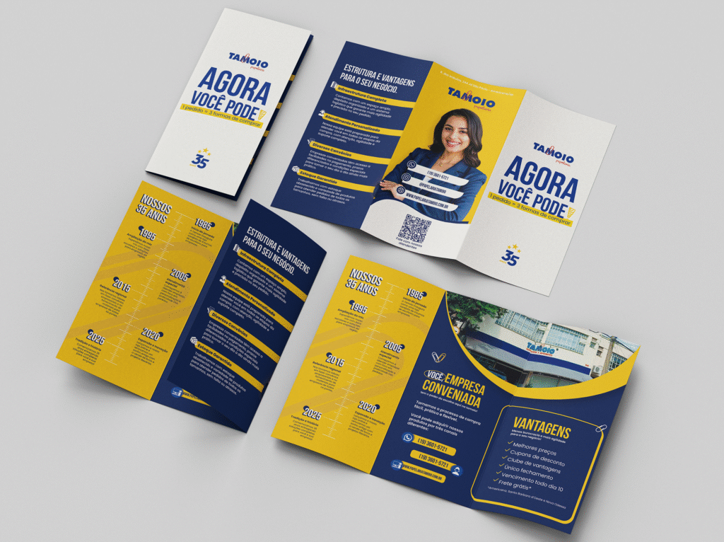 Folder de três dobras (trifold) nas cores azul marinho e amarelo, exibindo uma linha do tempo histórica de 1985 a 2025 e uma seção de vantagens para empresas conveniadas.